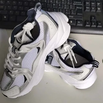 Tüdrukute spordijalatsid 2020. aasta sügisel uus hingav võrgusilma laste vanad kingad korea versiooni poisid soft-baseeruv jooksvad kingad